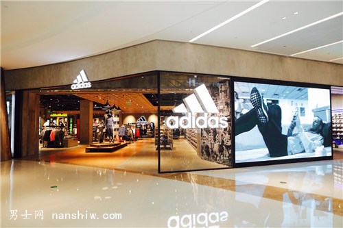 杭州首家阿迪達(dá)斯“運(yùn)動時(shí)尚品牌體驗(yàn)店”遠(yuǎn)洋樂堤港開幕