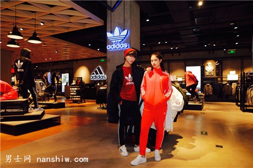 杭州首家阿迪達(dá)斯“運(yùn)動時(shí)尚品牌體驗(yàn)店”遠(yuǎn)洋樂堤港開幕