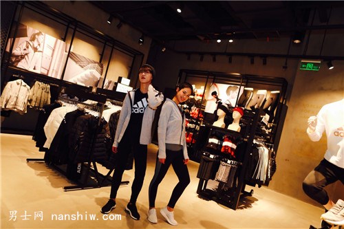 杭州首家阿迪達(dá)斯“運(yùn)動時(shí)尚品牌體驗(yàn)店”遠(yuǎn)洋樂堤港開幕