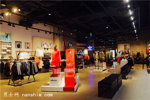 杭州首家阿迪達(dá)斯“運(yùn)動(dòng)時(shí)尚品牌體驗(yàn)店”遠(yuǎn)洋樂堤港開幕