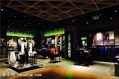 杭州首家阿迪達(dá)斯“運(yùn)動(dòng)時(shí)尚品牌體驗(yàn)店”遠(yuǎn)洋樂堤港開幕