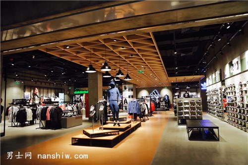 杭州首家阿迪達(dá)斯“運(yùn)動(dòng)時(shí)尚品牌體驗(yàn)店”遠(yuǎn)洋樂堤港開幕