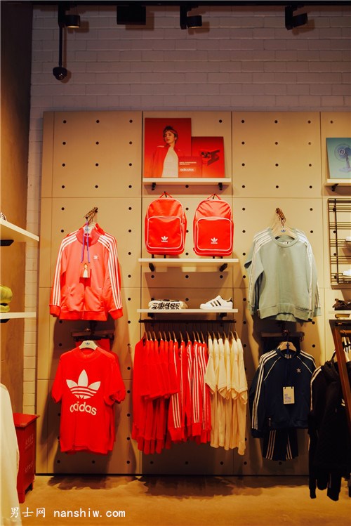 杭州首家阿迪達(dá)斯“運(yùn)動(dòng)時(shí)尚品牌體驗(yàn)店”遠(yuǎn)洋樂堤港開幕