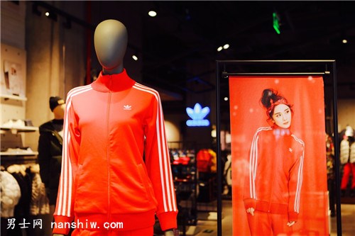 杭州首家阿迪達(dá)斯“運(yùn)動(dòng)時(shí)尚品牌體驗(yàn)店”遠(yuǎn)洋樂堤港開幕