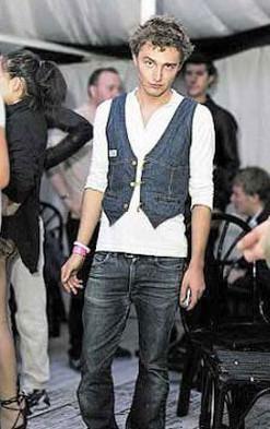 ���Ķ��_˹���^���� ��չ����(gu��)�L(f��ng)��