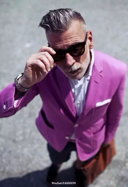 【街拍時(shí)報(bào)】時(shí)尚界最時(shí)髦男神:56歲老鮮肉尼克·伍斯特