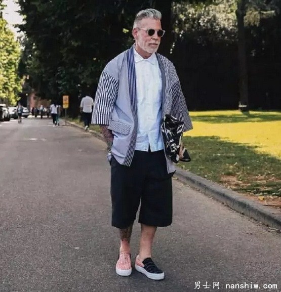 【街拍時(shí)報(bào)】時(shí)尚界最時(shí)髦男神:56歲老鮮肉尼克·伍斯特