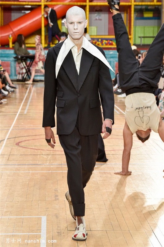 ���(ch��ng)| Vivienne Westwood���S�S�����f˹����£�2018�������b