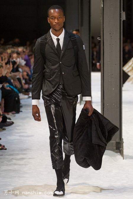 ���(ch��ng)| ���m���b��Moncler Gamme Bleu2018�������b��