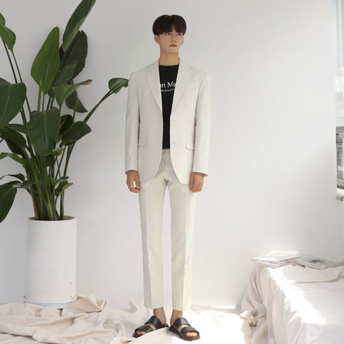 �ļ�Ӣ���L(f��ng)�װ�ɫ���b���䣬���^���c(di��n)���(l��i)����